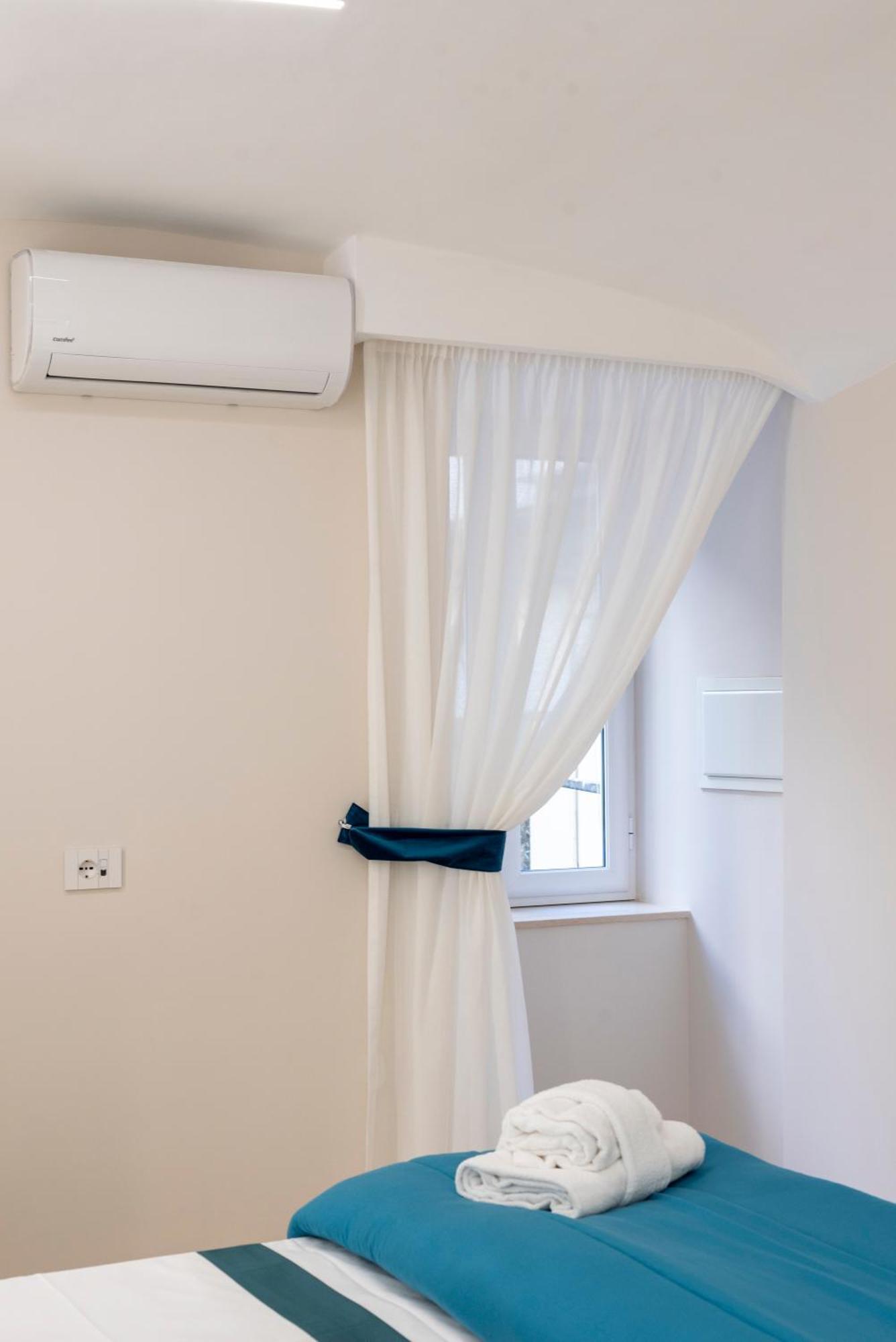 Chiatamone Seafront Apartment Naples